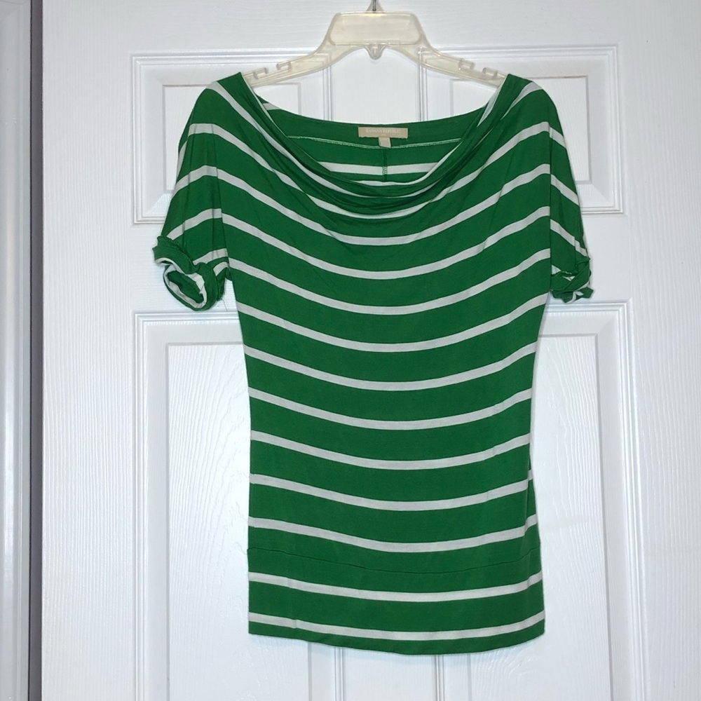 Banana Republic open neck blouse 💚